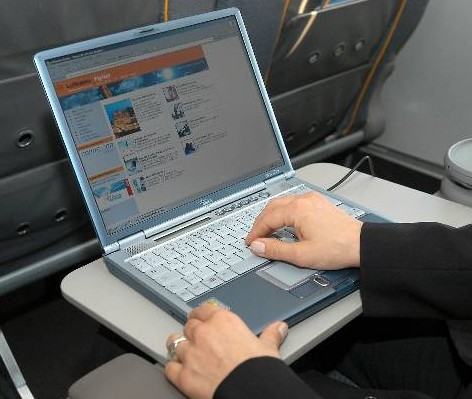Lufthansa passengers pioneer inflight surfing