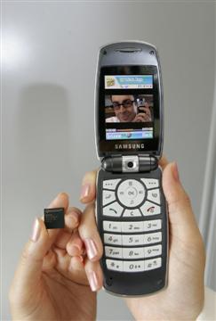 Samsung Demoinstrates High Speed Data Mobile Phone with HSDPA