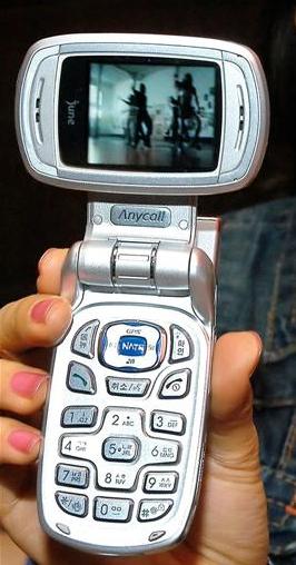 Samsung shows upgraded horizontal CDMA EV-DO phone