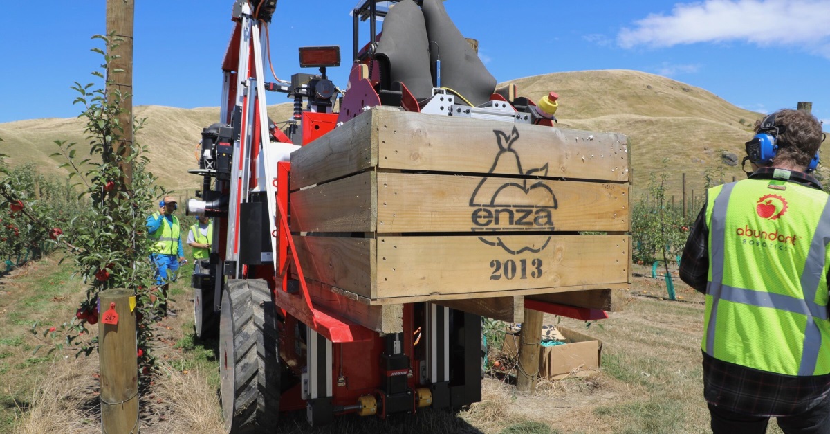 T&G Global and Abundant Robotics show first commercial robotic apple harvester