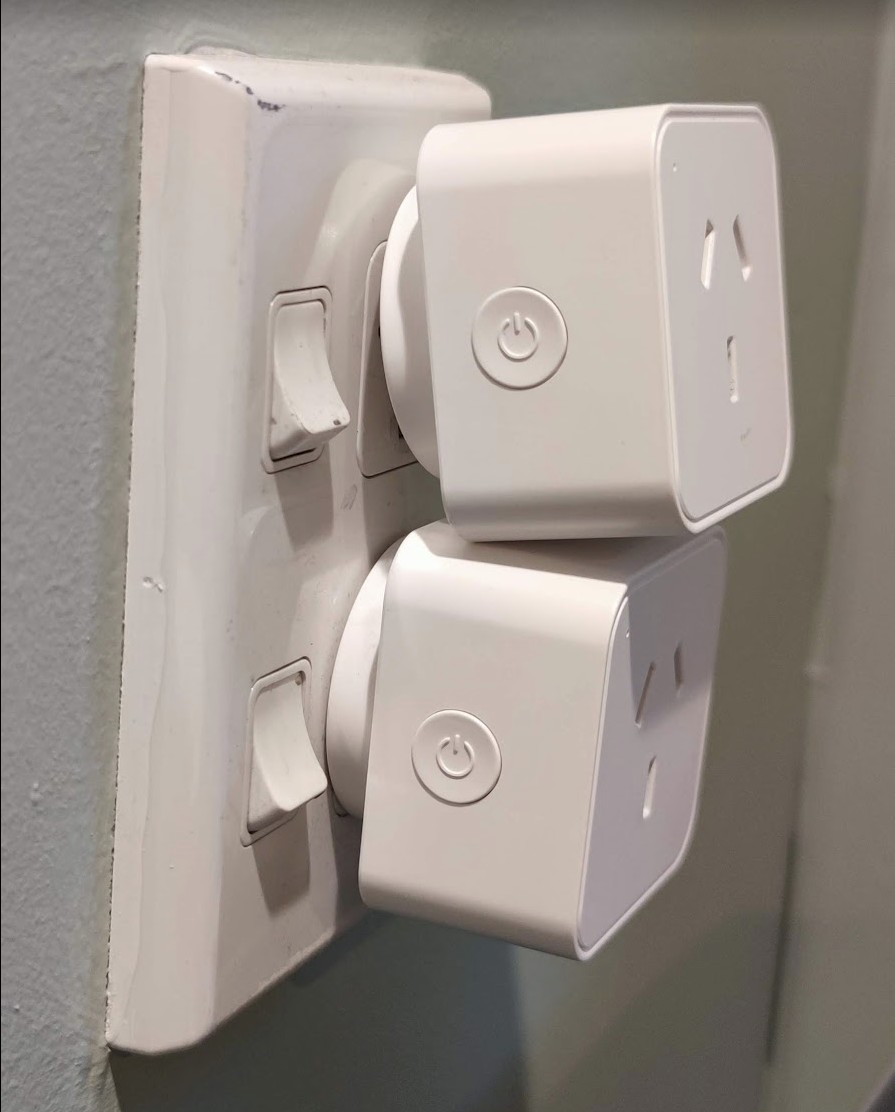 2x Athom Smart Wi-Fi plugs plugged into 1 power point on the wall